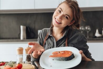Mladé dievča s steakom zo pstruha